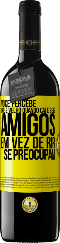 39,95 € Envio grátis | Vinho tinto Edição RED MBE Reserva Você percebe que é velho quando cai e seus amigos, em vez de rir, se preocupam Etiqueta Amarela. Etiqueta personalizável Reserva 12 Meses Colheita 2015 Tempranillo