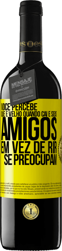 39,95 € Envio grátis | Vinho tinto Edição RED MBE Reserva Você percebe que é velho quando cai e seus amigos, em vez de rir, se preocupam Etiqueta Amarela. Etiqueta personalizável Reserva 12 Meses Colheita 2016 Tempranillo