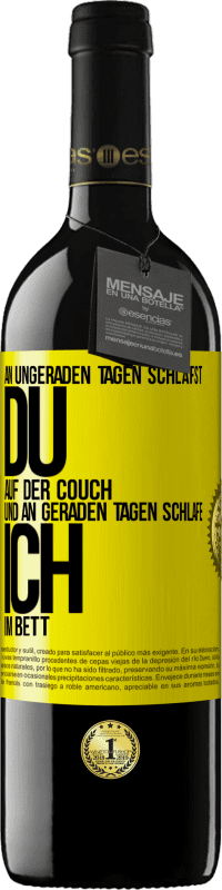 39,95 € Kostenloser Versand | Rotwein RED Ausgabe MBE Reserve An ungeraden Tagen schläfst du auf der Couch und an geraden Tagen schlafe ich im Bett. Gelbes Etikett. Anpassbares Etikett Reserve 12 Monate Ernte 2015 Tempranillo