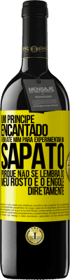 39,95 € Envio grátis | Vinho tinto Edição RED MBE Reserva Um príncipe encantado vem até mim para experimentar um sapato porque não se lembra do meu rosto e o engole diretamente Etiqueta Amarela. Etiqueta personalizável Reserva 12 Meses Colheita 2015 Tempranillo