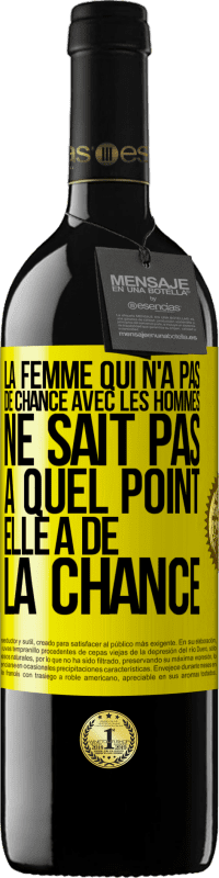 39,95 € Envoi gratuit | Vin rouge Édition RED MBE Réserve La femme qui n'a pas de chance avec les hommes ne sait pas à quel point elle a de la chance Étiquette Jaune. Étiquette personnalisable Réserve 12 Mois Récolte 2015 Tempranillo