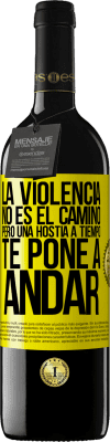 39,95 € Envío gratis | Vino Tinto Edición RED MBE Reserva La violencia no es el camino, pero una hostia a tiempo te pone a andar Etiqueta Amarilla. Etiqueta personalizable Reserva 12 Meses Cosecha 2016 Tempranillo