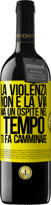 39,95 € Spedizione Gratuita | Vino rosso Edizione RED MBE Riserva La violenza non è la via, ma un ospite nel tempo ti fa camminare Etichetta Gialla. Etichetta personalizzabile Riserva 12 Mesi Raccogliere 2015 Tempranillo