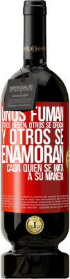 49,95 € Envío gratis | Vino Tinto Edición Premium MBS® Reserva Unos fuman, otros beben, otros se drogan, y otros se enamoran. Cada quien se mata a su manera Etiqueta Roja. Etiqueta personalizable Reserva 12 Meses Cosecha 2015 Tempranillo