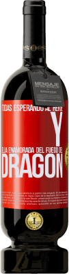 49,95 € Envío gratis | Vino Tinto Edición Premium MBS® Reserva Todas esperando al héroe y ella enamorada del fuego del dragón Etiqueta Roja. Etiqueta personalizable Reserva 12 Meses Cosecha 2015 Tempranillo