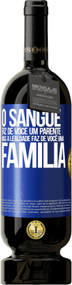 49,95 € Envio grátis | Vinho tinto Edição Premium MBS® Reserva O sangue faz de você um parente, mas a lealdade faz de você uma família Etiqueta Azul. Etiqueta personalizável Reserva 12 Meses Colheita 2016 Tempranillo