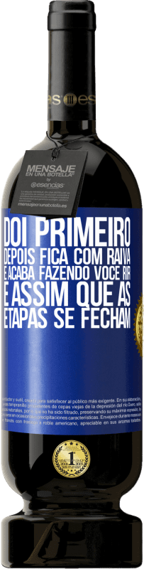 49,95 € Envio grátis | Vinho tinto Edição Premium MBS® Reserva Dói primeiro, depois fica com raiva e acaba fazendo você rir. É assim que as etapas se fecham Etiqueta Azul. Etiqueta personalizável Reserva 12 Meses Colheita 2015 Tempranillo