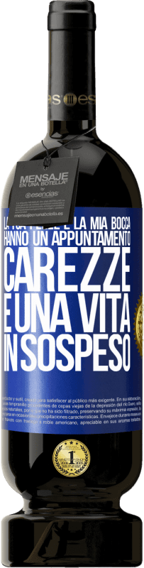 49,95 € Spedizione Gratuita | Vino rosso Edizione Premium MBS® Riserva La tua pelle e la mia bocca hanno un appuntamento, carezze e una vita in sospeso Etichetta Blu. Etichetta personalizzabile Riserva 12 Mesi Raccogliere 2015 Tempranillo