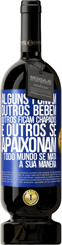 49,95 € Envio grátis | Vinho tinto Edição Premium MBS® Reserva Alguns fumam, outros bebem, outros ficam chapados e outros se apaixonam. Todo mundo se mata à sua maneira Etiqueta Azul. Etiqueta personalizável Reserva 12 Meses Colheita 2015 Tempranillo