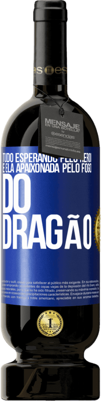 49,95 € Envio grátis | Vinho tinto Edição Premium MBS® Reserva Tudo esperando pelo herói e ela apaixonada pelo fogo do dragão Etiqueta Azul. Etiqueta personalizável Reserva 12 Meses Colheita 2015 Tempranillo