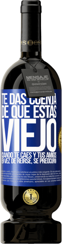 49,95 € Envío gratis | Vino Tinto Edición Premium MBS® Reserva Te das cuenta de que estás viejo cuando te caes y tus amigos en vez de reírse, se preocupan Etiqueta Azul. Etiqueta personalizable Reserva 12 Meses Cosecha 2016 Tempranillo