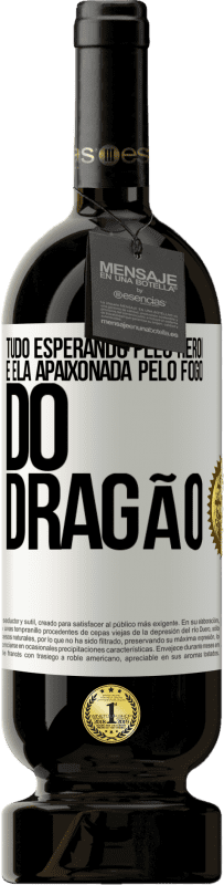 49,95 € Envio grátis | Vinho tinto Edição Premium MBS® Reserva Tudo esperando pelo herói e ela apaixonada pelo fogo do dragão Etiqueta Branca. Etiqueta personalizável Reserva 12 Meses Colheita 2015 Tempranillo