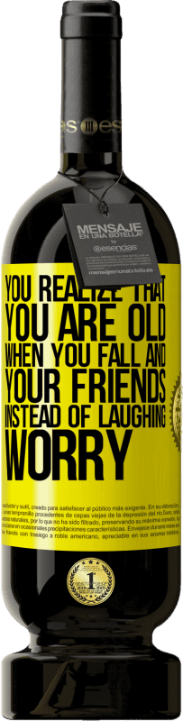 49,95 € 送料無料 | 赤ワイン プレミアム版 MBS® 予約する あなたは、あなたが転んで、お友達と笑うのではなく心配するとき、あなたは年を取っていることに気づきます 黄色のラベル. カスタマイズ可能なラベル 予約する 12 月 収穫 2016 Tempranillo