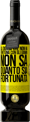 49,95 € Spedizione Gratuita | Vino rosso Edizione Premium MBS® Riserva La donna che non ha fortuna con gli uomini non sa quanto sia fortunata Etichetta Gialla. Etichetta personalizzabile Riserva 12 Mesi Raccogliere 2015 Tempranillo