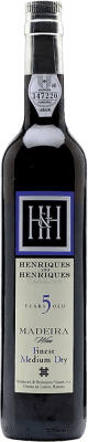 22,95 € Бесплатная доставка | Креплёное вино H&H Henriques & Henriques Medium Dry — Полусухой I.G. Madeira мадера Португалия 5 Лет Средняя бутылка 50 cl