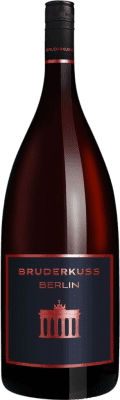 29,95 € Spedizione Gratuita | Vino rosso Bruderkuss Cuvée Rotwein Q.b.A. Pfälz PFALZ Germania Merlot, Pinot Nero, Saint Laurent, Portugieser Bottiglia Magnum 1,5 L