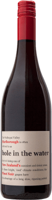 24,95 € 免费送货 | 红酒 Konrad Hole in the Water I.G. Marlborough 马尔堡 新西兰 Pinot Black 瓶子 75 cl