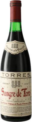 27,95 € Free Shipping | Red wine Familia Torres Sangre de Toro D.O. Penedès Catalonia Spain Grenache, Carignan Bottle 75 cl