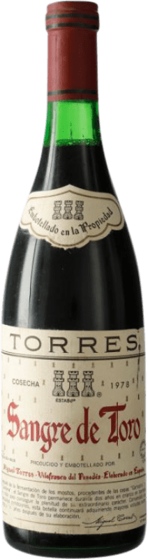 28,95 € Envio grátis | Vinho Tinto Familia Torres Sangre de Toro D.O. Penedès Catalunha Espanha Garnacha — Grenache, Cariñena — Carignan Garrafa 75 cl