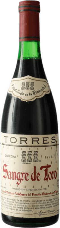 27,95 € Spedizione Gratuita | Vino rosso Familia Torres Sangre de Toro D.O. Penedès Catalogna Spagna Grenache, Carignan Bottiglia 75 cl