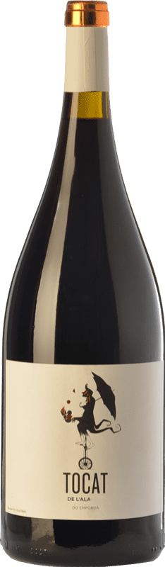 32,95 € Бесплатная доставка | Красное вино Coca i Fitó Tocat de l'Ala Молодой D.O. Empordà Каталония Испания Syrah, Grenache, Carignan бутылка Магнум 1,5 L