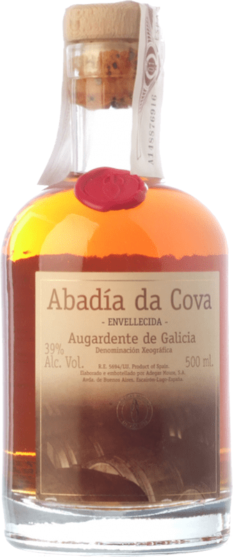 23,95 € Spedizione Gratuita | Grappa Orujo Moure Abadía da Cova Barrel Aged — Invecchiato in Botte D.O. Orujo de Galicia Galizia Spagna Bottiglia Medium 50 cl