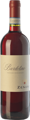 14,95 € Envoi gratuit | Vin rouge Cantina Zenato D.O.C. Bardolino Vénétie Italie Merlot, Corvina, Rondinella Bouteille 75 cl