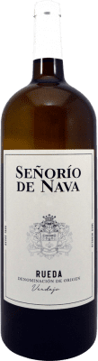 13,95 € Envío gratis | Vino blanco Señorío de Nava D.O. Rueda Castilla y León España Verdejo Botella Magnum 1,5 L