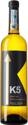 27,95 € Envío gratis | Vino blanco K5 Sobre Lías D.O. Getariako Txakolina País Vasco España Hondarribi Zuri Botella 75 cl