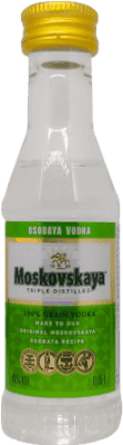 26,95 € Spedizione Gratuita | Scatola da 12 unità Vodka Moskovskaya Pet Russia Bottiglia Miniatura 5 cl