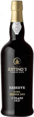 18,95 € 送料無料 | 酒精強化ワイン Justino's Madeira Medium Dry — やや辛口 I.G. Madeira ポルトガル Negramoll — ネグラモル 5 年 75 cl